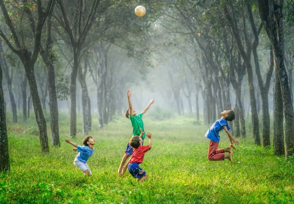 enfants jouant ensemble